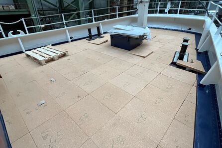 Neues Holzdeck entsteht auf der GREIF