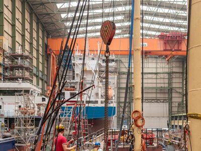 Segelschulschiff GREIF Großmast wieder an Deck