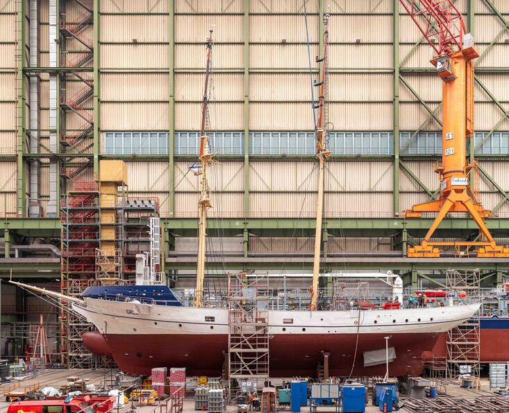 Segelschulschiff GREIF Großmast wieder an Deck