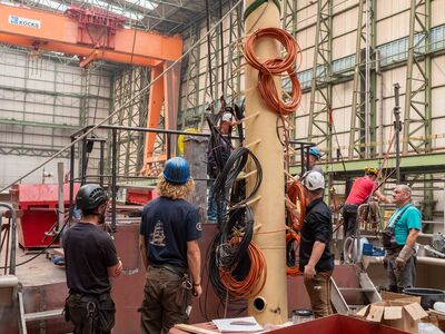 Segelschulschiff GREIF Großmast wieder an Deck