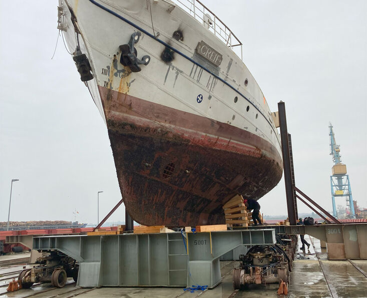 Die Schonerbrigg wird auf dem Schienensystem an seinen Reparaturplatz gefahren