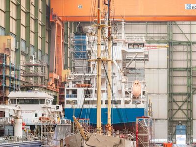 Segelschulschiff GREIF Großmast wieder an Deck